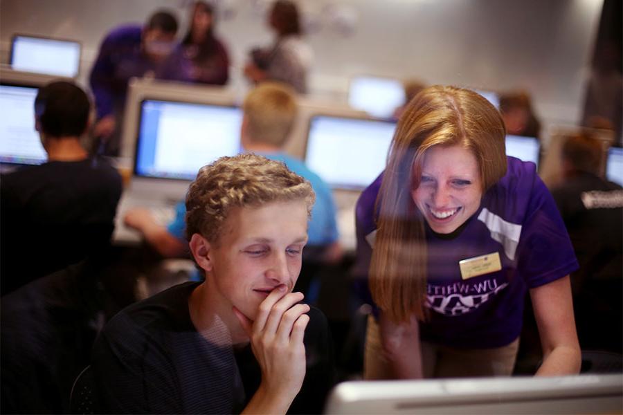  Students work on a computer together on the 足彩平台 campus.