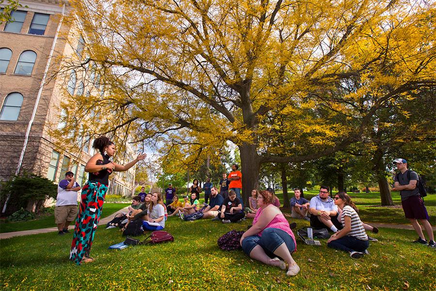 students enjoy an outdoor class at 足彩平台 on an autumn day.