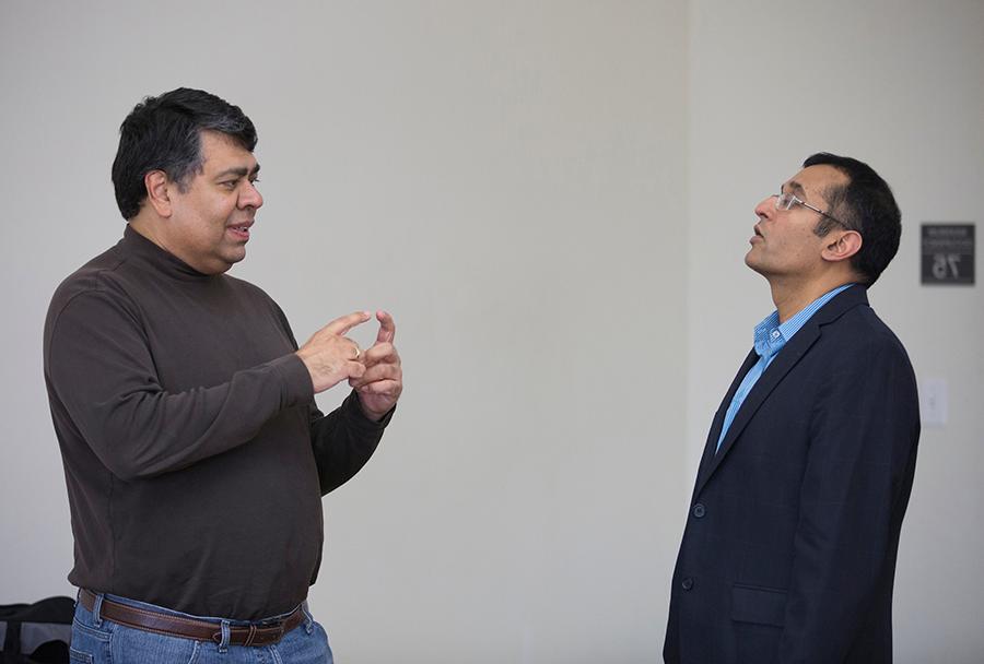 Henry Balani, right, in a discussion with Professor of Management Praveen Parboteeah, who established the DBA program at 足彩平台.