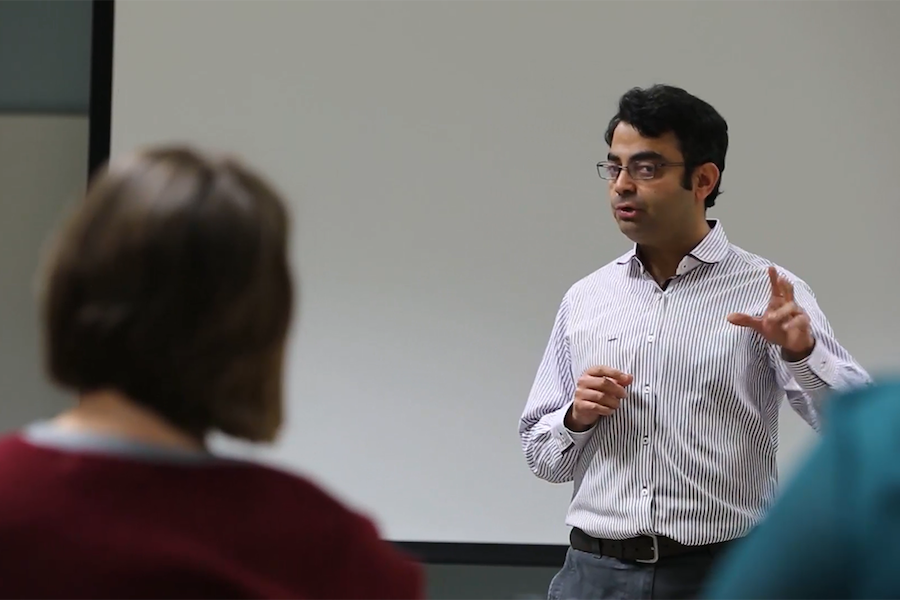 Associate Professor of Management Aditya Simha instructs a University of Wisconsin-Whitewater MBA class. (足彩平台 photo/Jonathon Kelley)